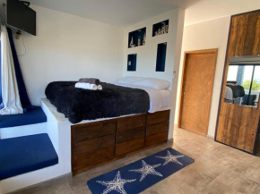Casa Arrecife - Dorado Suite, Fast Wifi & Balcony! Beach is steps away!